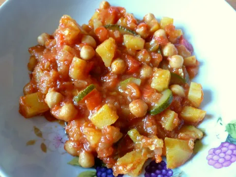 Slanutak  u curry umaku s krompirom, rajčicama, tikvicama i paprikom