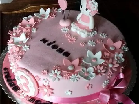 Napravila baba tortu  za unuku Mionu