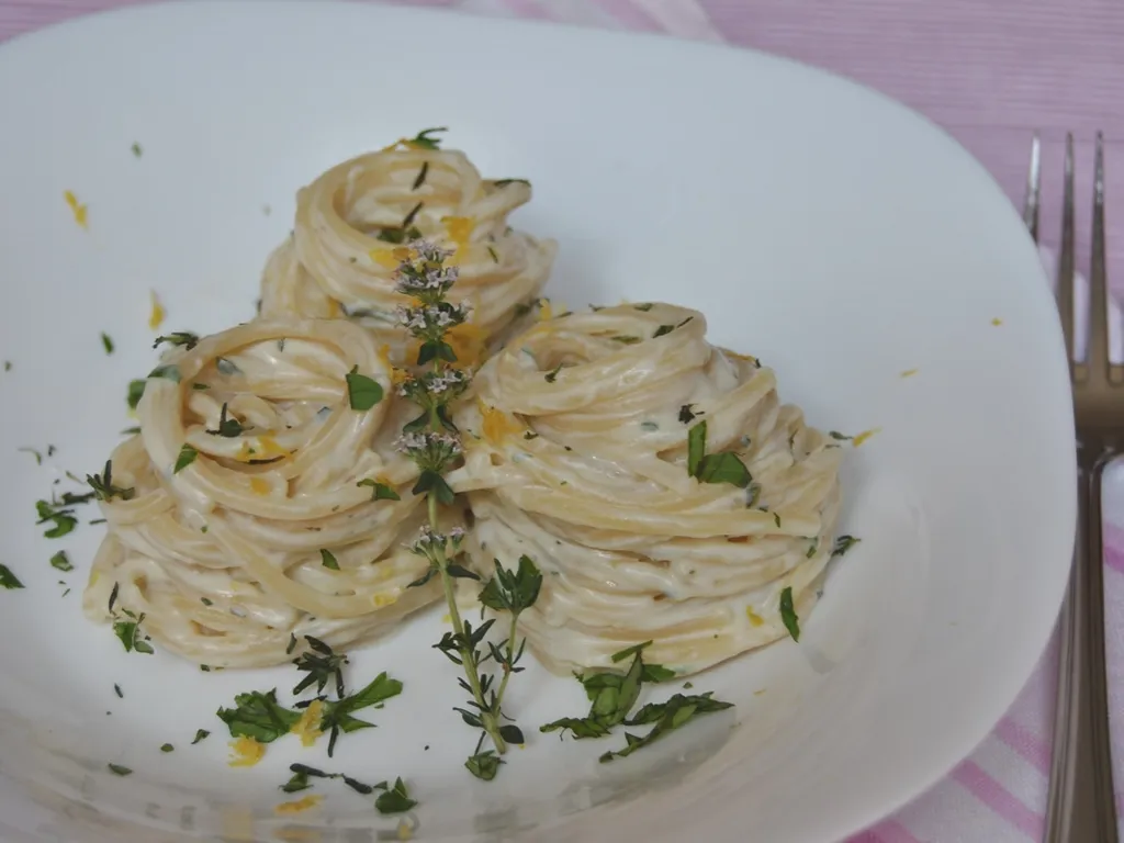 Špageti s ricottom, začinskim biljem i limunom