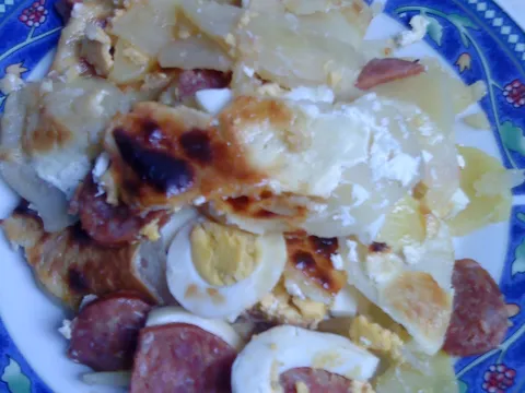 Jednostavan složenac od krumpira sa češnjovkom,jajima i vrhnjem