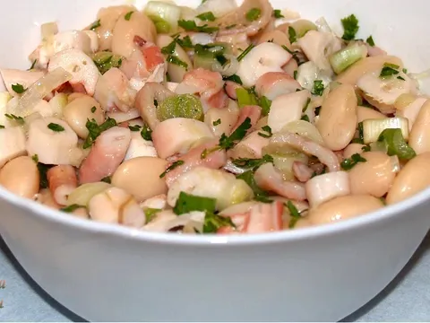Hobotnica na salatu s grahom
