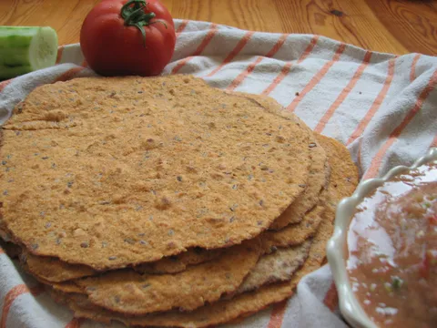 Tortilje s paradajzom i semenkama, i presni umak od povca