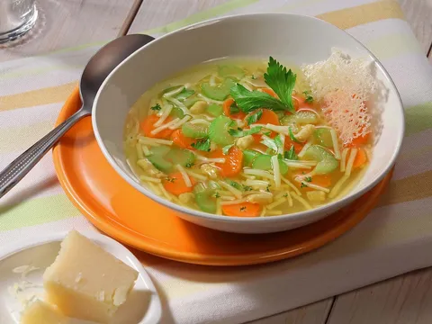 Kokošja juha s celerom