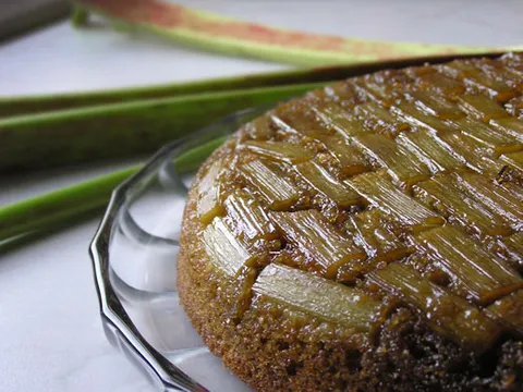 Preokrenuti kolač od rabarbare i anisa