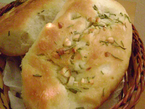 Kruh sa ružmarinom i češnjakom