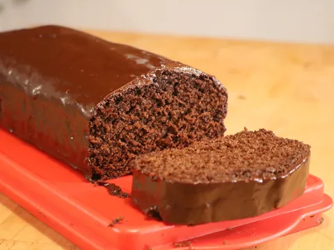 Jednostavan čokoladni kolač sa sjajnom glazurom