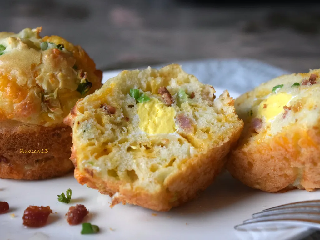 Bacon and egg breakfast muffins