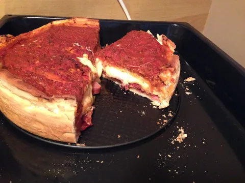 Chicago style "deepdish pizza pie" (Čikaška pita)