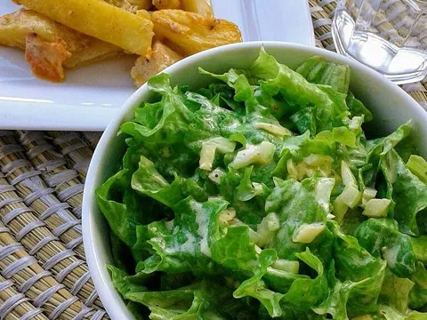 Sočni krompirići sa piletinom i zelena salata