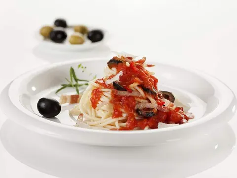 Špageti s umakom od rajčica i crnim maslinama
