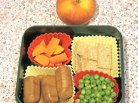 Projekt: Školska užina. Vege hrenovke, povrće, krekeri, jabuka