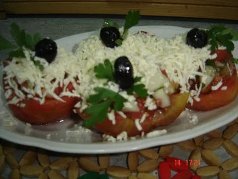 5. Šopska salata poslužena u paradajzu &#8211; ukrasena crnim maslinama i persunom
