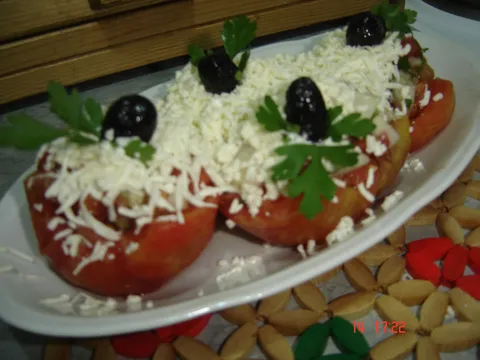 6. Šopska salata poslužena u paradajzu (5).jpg
