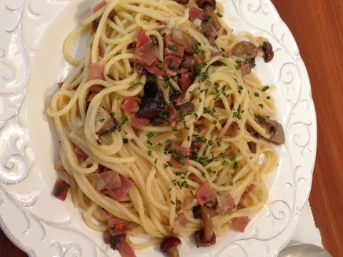 Špageti s gljivama i pršutom