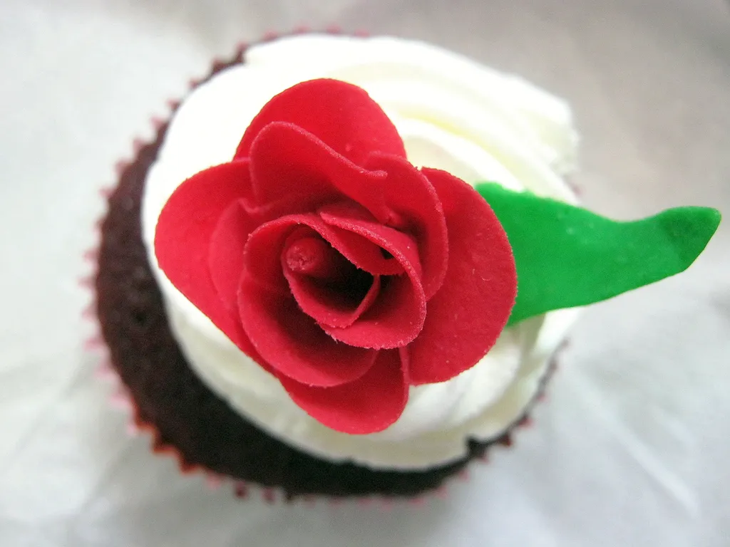 Red velvet cupcake sa kremom od vanile i crvenog bibera