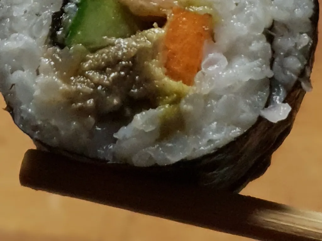 Sushi sa dimljenim lososom