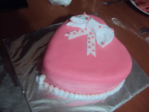 Moja prva "fondan" torta,da cujem vasa misljenja :))