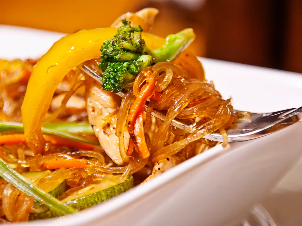 Rezanci od pirinca sa pilecem i povrcem na Kineski nacin (Stir-Fry)