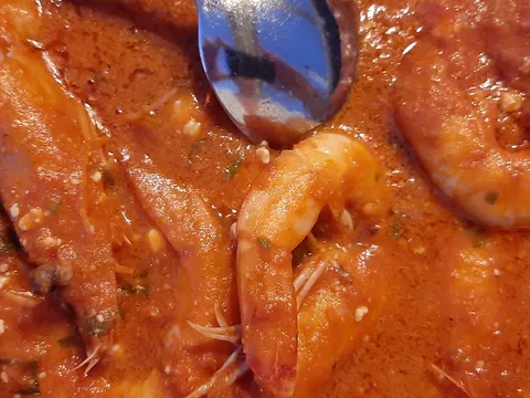 Škampi u paradajz sosu
