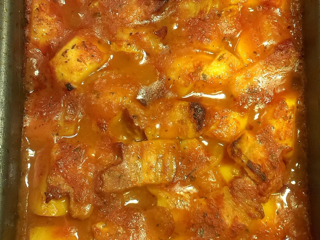 Sočni pečeni krompir u paradajz sosu