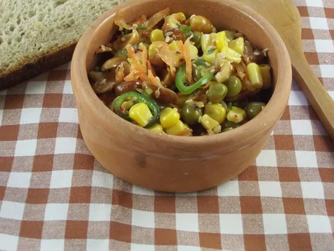 Salata od kukuruza, graška, kikrikija i susama