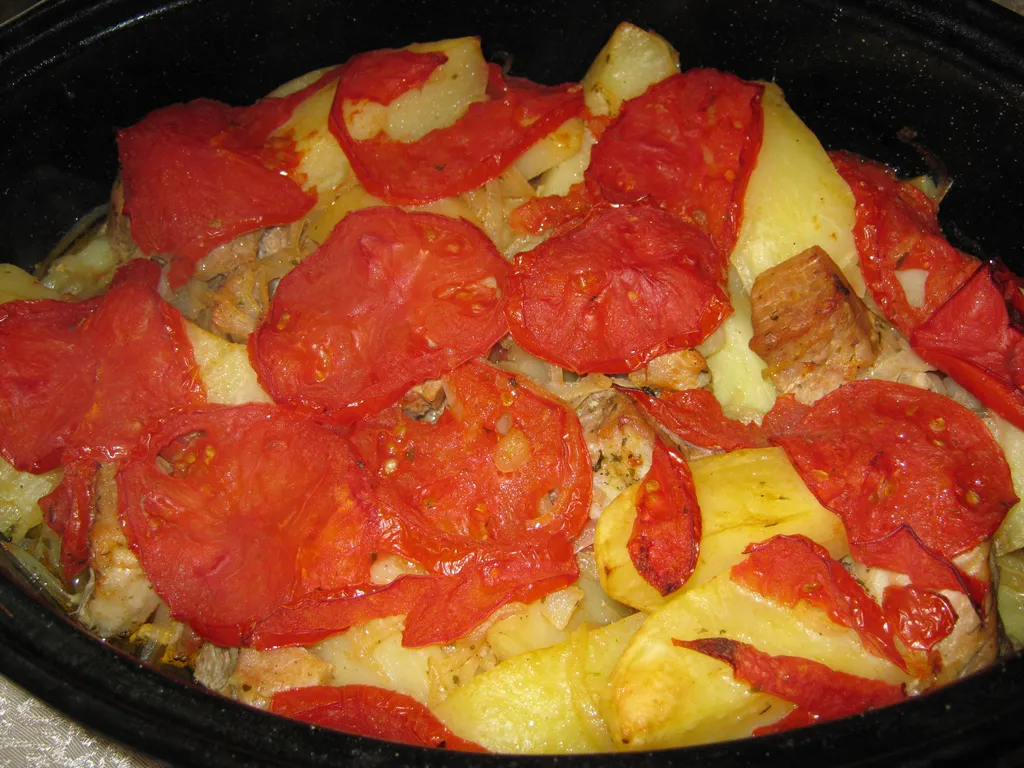 Pečena svinjetina sa paradajzom i kapulom