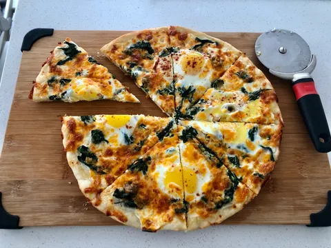 Pizza sa jajima i spinatom