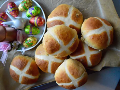 Hot cross buns - slatka uskršnja peciva