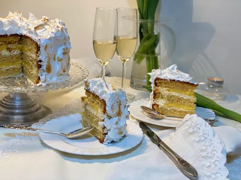 Lemon curd meringue cake