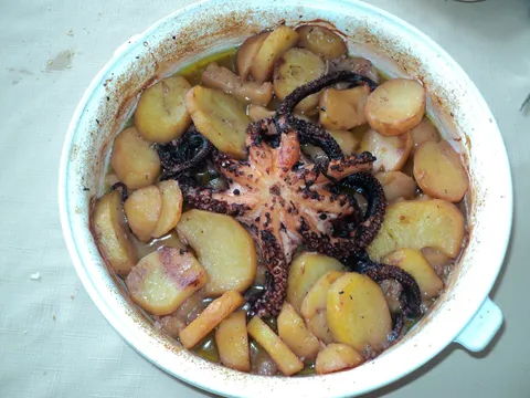 Hobotnica s krumpirom kao ispod peke