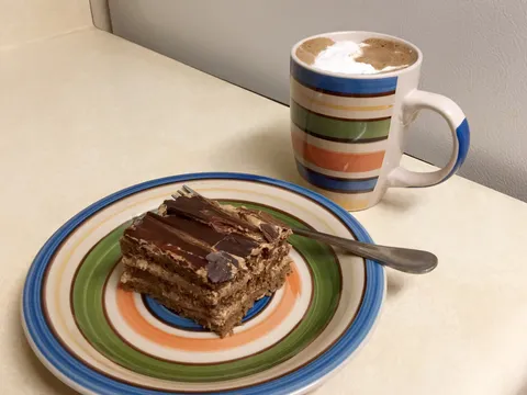 Čokoladna torta i kafica