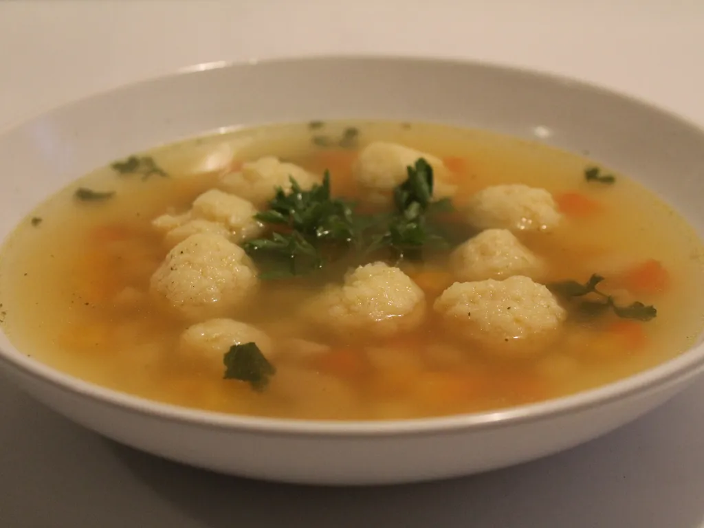 Pileča juha sa gris knedlama