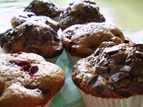 Čokoladni muffini sa višnjama i komadićima čokolade