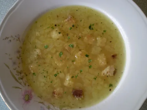 Supa od crnog luka sa kajmakom
