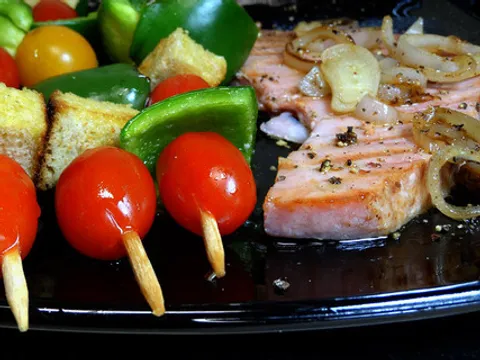 * Party tuna i ražnjići od kruha, paprike i mini rajčica na „žaru“ … kalorije: 470