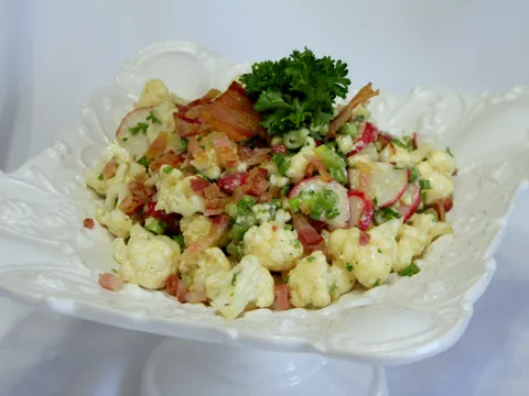 Salata od karfiola sa prelivom od parmezana i belog luka