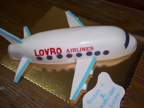 Avion torta sa kremom od lješnjaka i bijele čokolade