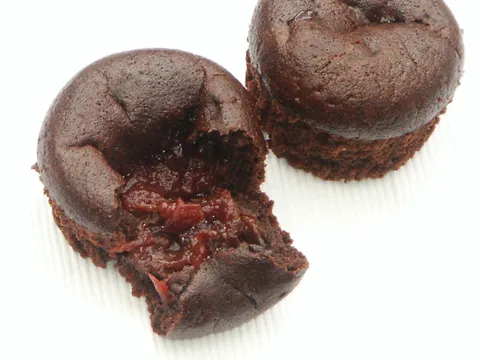 Muffini i kakao muffini punjeni umakom od brusnice