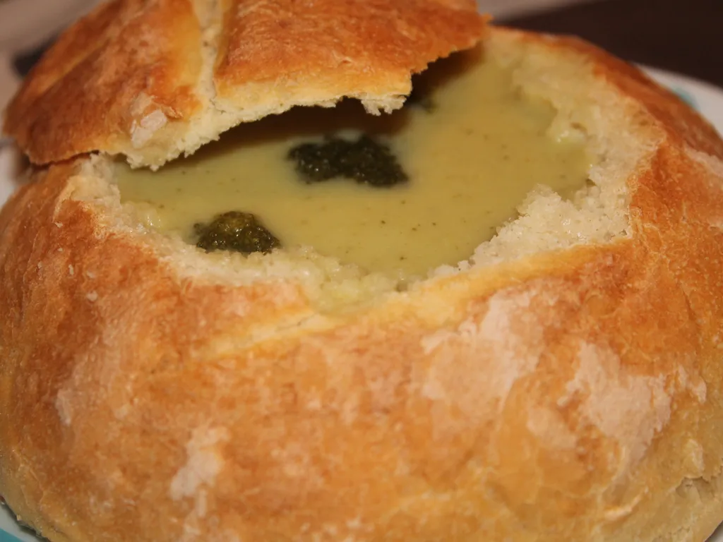 Krompir-brokoli juha u domačem kruhu