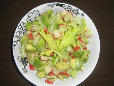 Avokado, celer i surimi salata