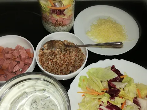 Salata sa heljdinom kašom i kobasicom