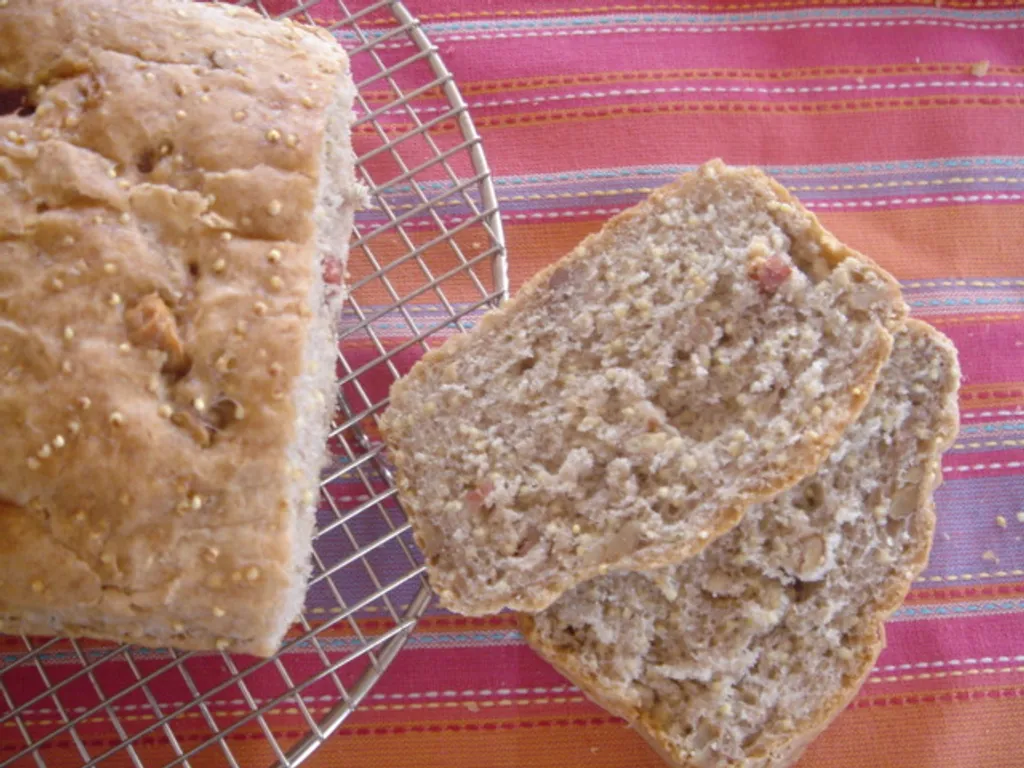 Kruh s prosom, orasima i pancetom