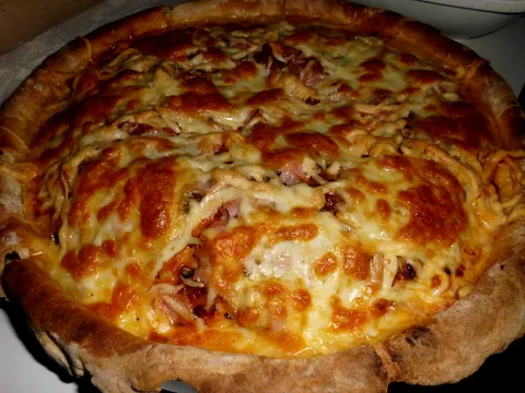 Deep dish pizza by Taana