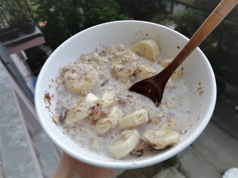 Musli obrok: Banana, jogurt, suvo voće