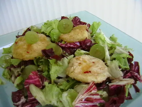 Zelena salata s pohanom mozzarellom i grožđem