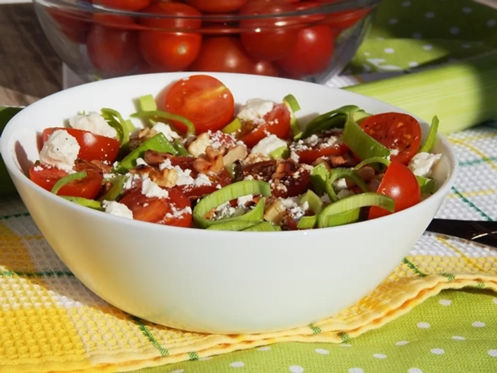 Salata od poriluka i rajčica