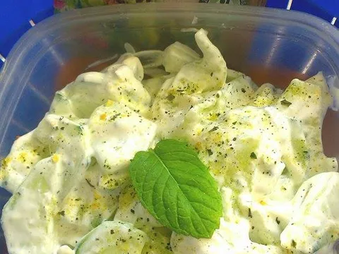 Osvježavajuća salata s krastavcima, češnjakom i Vegetom twist za salate