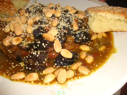 Mrouzia- marokanski tajine- janjetina sa suhim sljivama, medom i bademima