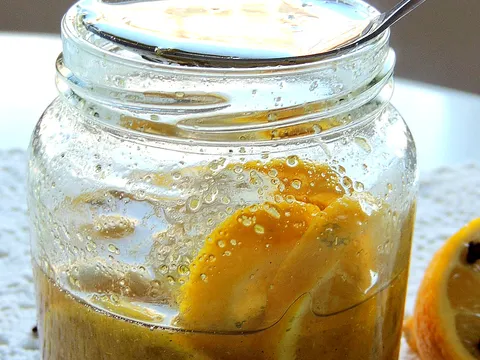 Prirodni sirup od meda i citrusa za kasalj i grlobolju