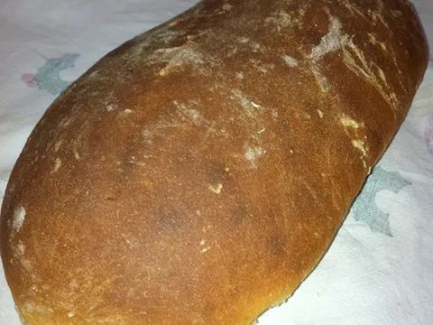 Kruh sa slatkom crvenom parikom